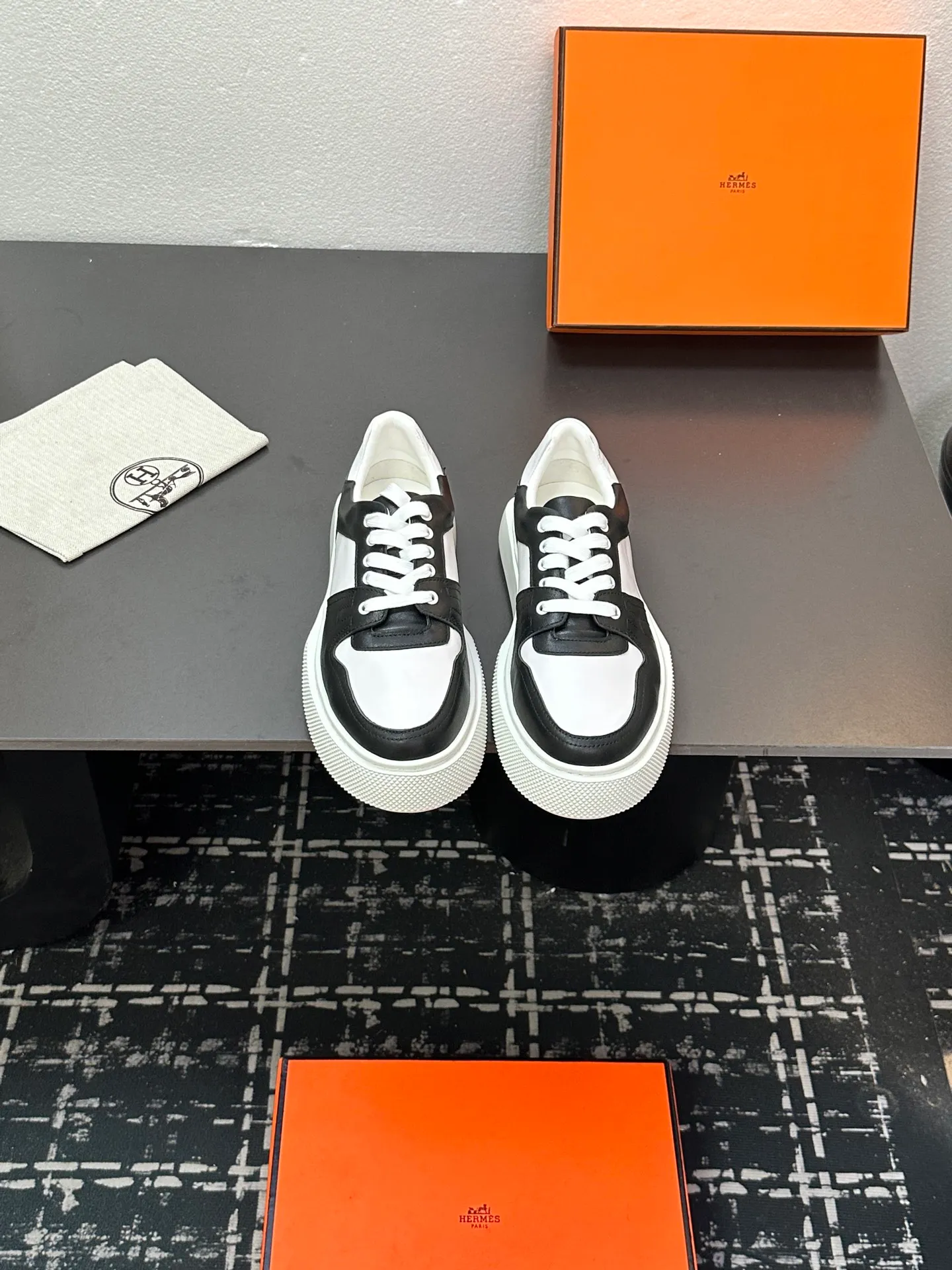 p700💰Men's shoes ❤️❤️Hermes top version# Hermès deep series couple's small white shoes casual skateboard shoes Stylish graphic design to create retro style Upper: cowhide material Lining: sheepskin lining Outsole: TPU outsole Size: 38-45